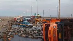 واژگونی کامیون حامل سیب، آزادراه قزوین- کرج را بست + عکس 