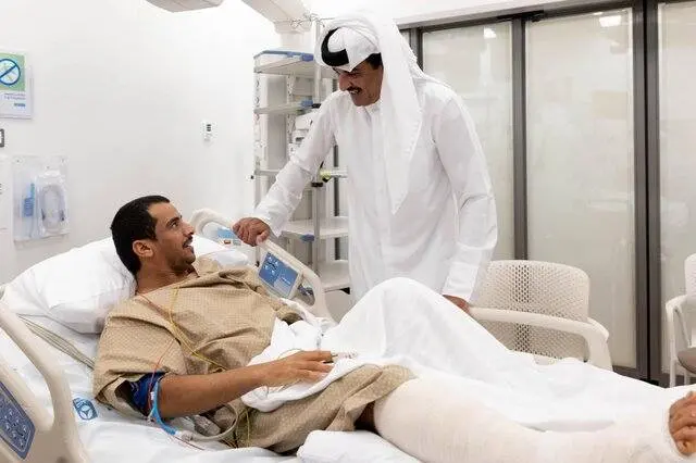 امیر قطر از با مجروحان حمله اسرائیل دیدار کرد