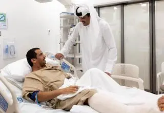 امیر قطر از با مجروحان حمله اسرائیل دیدار کرد