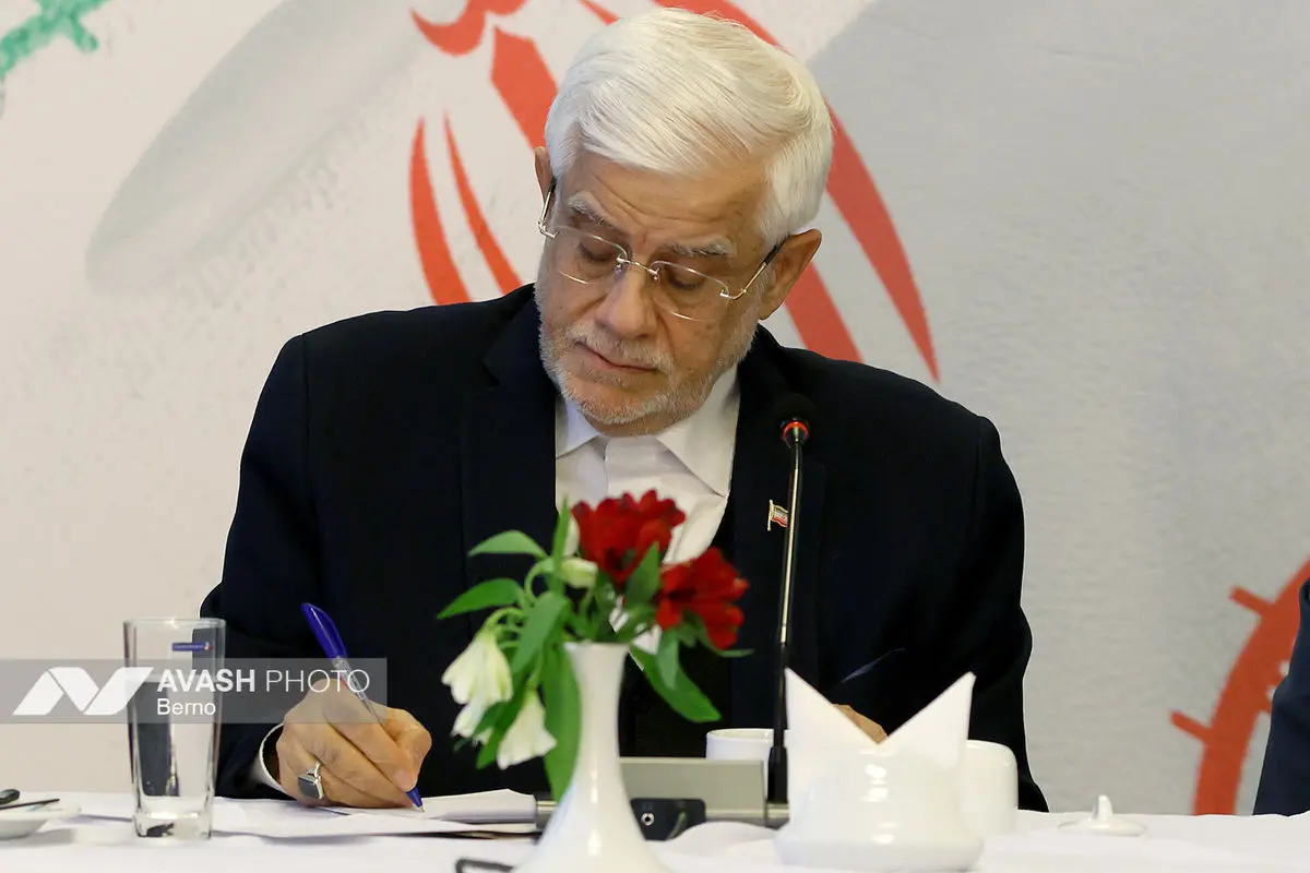 نشست جمعی از هنرمندان با معاون اول رئیس جمهور