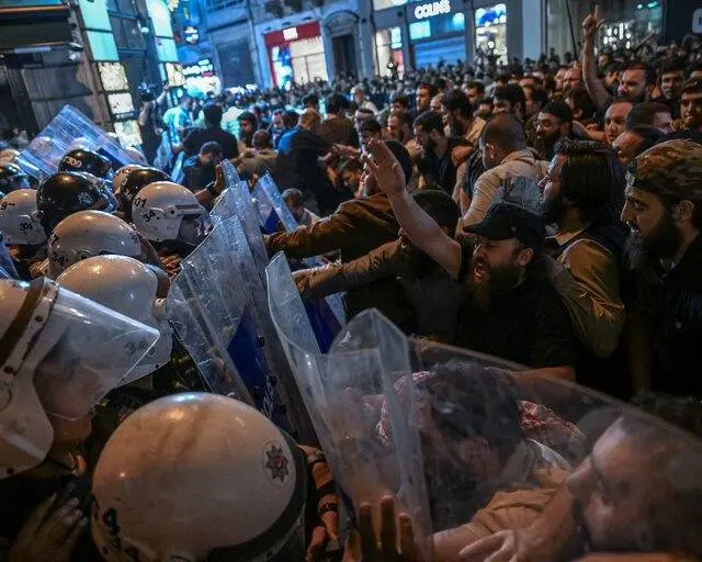 انتشار یک کاریکاتور استانبول را بهم ریخت