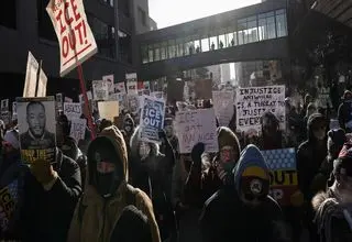 اعتراضات گسترده در مینیاپولیس با وجود سرمای منفی ۲۹ درجه + عکس 