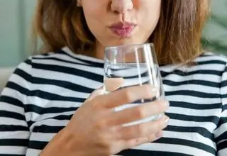غرغره آب نمک تا چه میزان در رفع سرماخوردگی موثر است