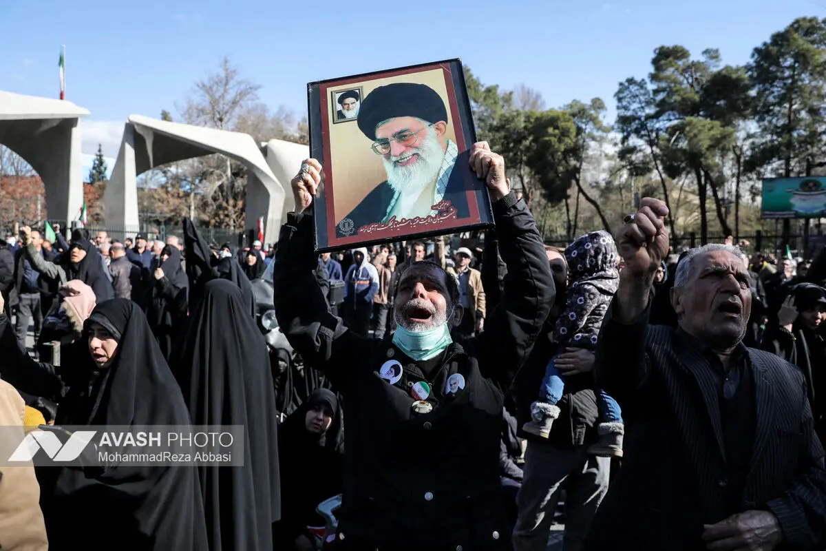 تجمع سوگواران رهبر شهید انقلاب در میدان انقلاب تهران
