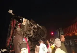 واژگونی اتوبوس در جاده گرمسار