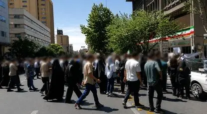 تجمع مقابل دادگستری تهران/ توهین تندروها به مسئولان کشور + ببینید 