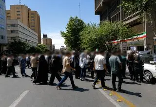 تجمع مقابل دادگستری تهران/ توهین تندروها به مسئولان کشور + ببینید 