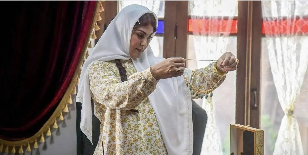 تیپ متفاوت گلاره عباسی و لاله اسکندری در پشت صحنه «بامداد خمار»!