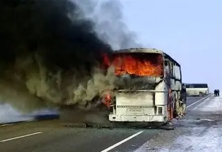 نجات مسافران از اتوبوس شعله‌ور در گردنه آهوان