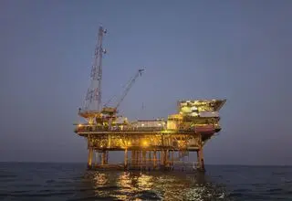 نصب سکوی فرایندی P ۴ میدان رشادت در آب‌های خلیج‌فارس