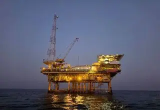 نصب سکوی فرایندی P ۴ میدان رشادت در آب‌های خلیج‌فارس
