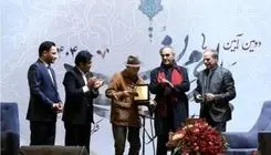 نشان اصالت بر سینه علی نصیریان