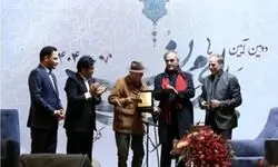 نشان اصالت بر سینه علی نصیریان