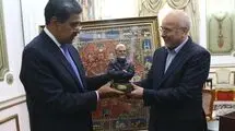هدیه خانوده شهید سلیمانی برای رئیس جمهور ونزوئلا 