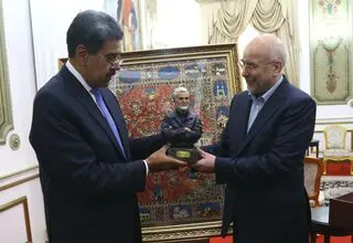 هدیه خانوده شهید سلیمانی برای رئیس جمهور ونزوئلا 