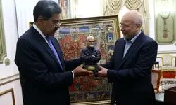 هدیه خانوده شهید سلیمانی برای رئیس جمهور ونزوئلا 