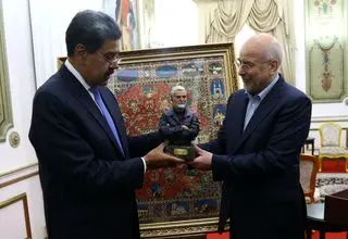 هدیه خانوده شهید سلیمانی برای رئیس جمهور ونزوئلا 