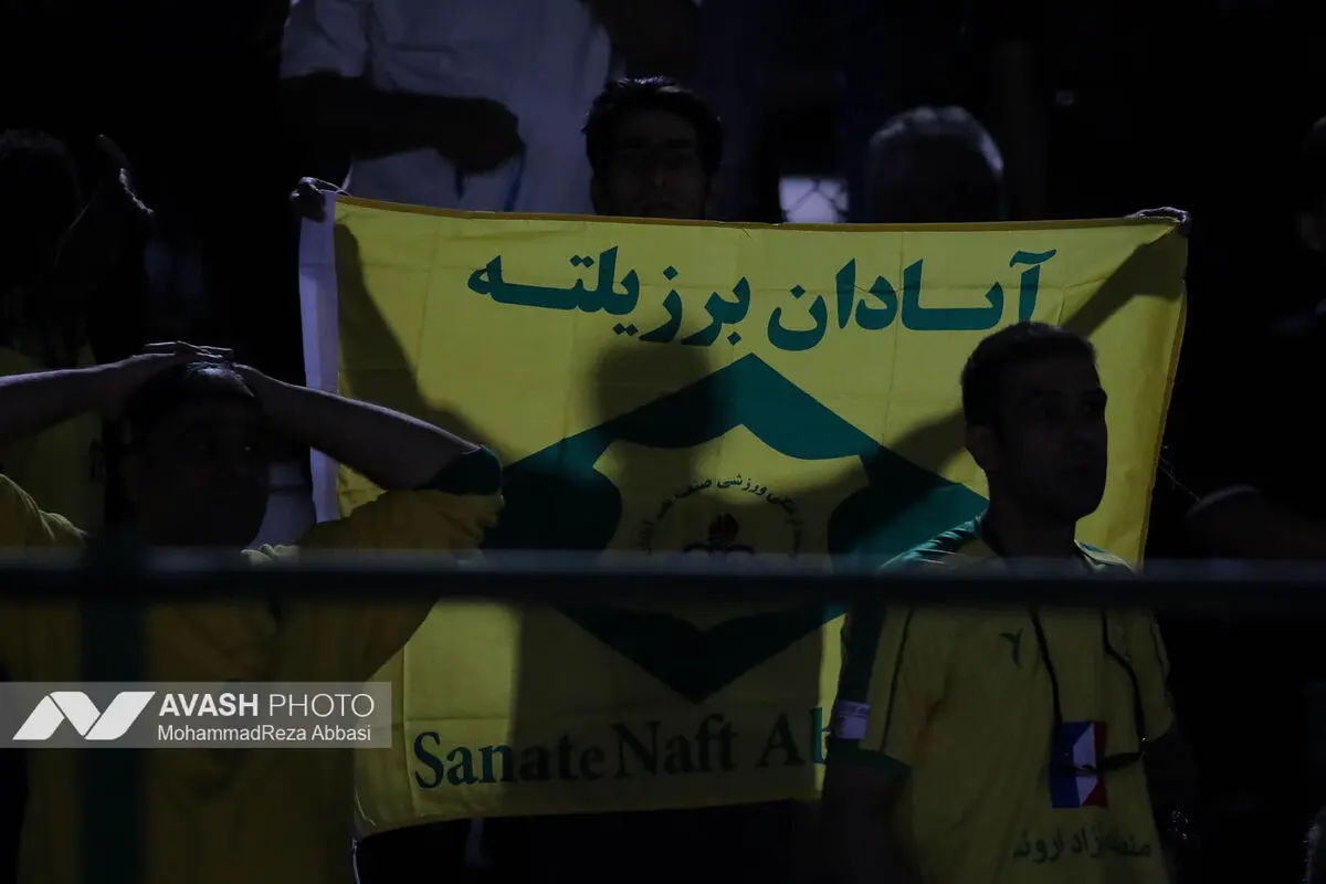 دیدار تیم های فوتبال پرسپولیس تهران و صنعت نفت آبادان