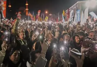 تجمع مخالفان اردوغان در مقابل دادگاه اکرم امام اوغلو