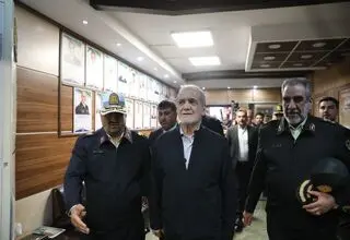 پزشکیان به ستاد فرماندهی پلیس راهنمایی و رانندگی تهران بزرگ رفت