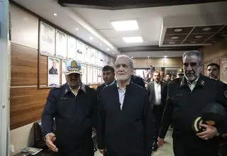 پزشکیان به ستاد فرماندهی پلیس راهنمایی و رانندگی تهران بزرگ رفت