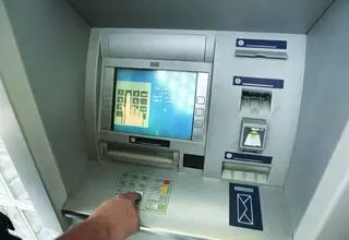 برای رساندن پول نقد به دست مردم مشکلی وجود ندارد 