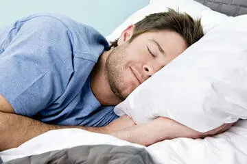 حالت خوابیدن چه تأثیری بر سلامت قلب و معده دارد