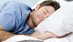 حالت خوابیدن چه تأثیری بر سلامت قلب و معده دارد