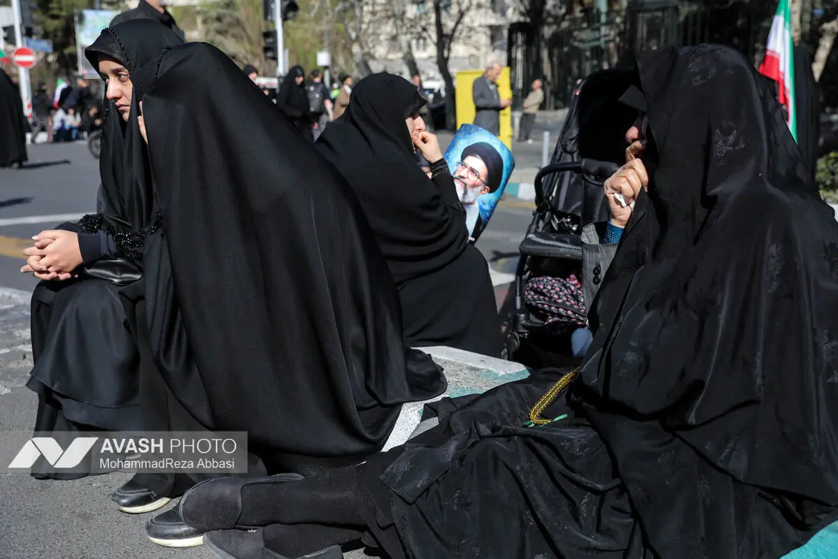 تجمع سوگواران رهبر شهید انقلاب در میدان انقلاب تهران