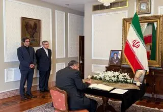 ادای احترام دیپلمات‌ها به قربانیان حادثه بندر شهید رجایی در لندن
