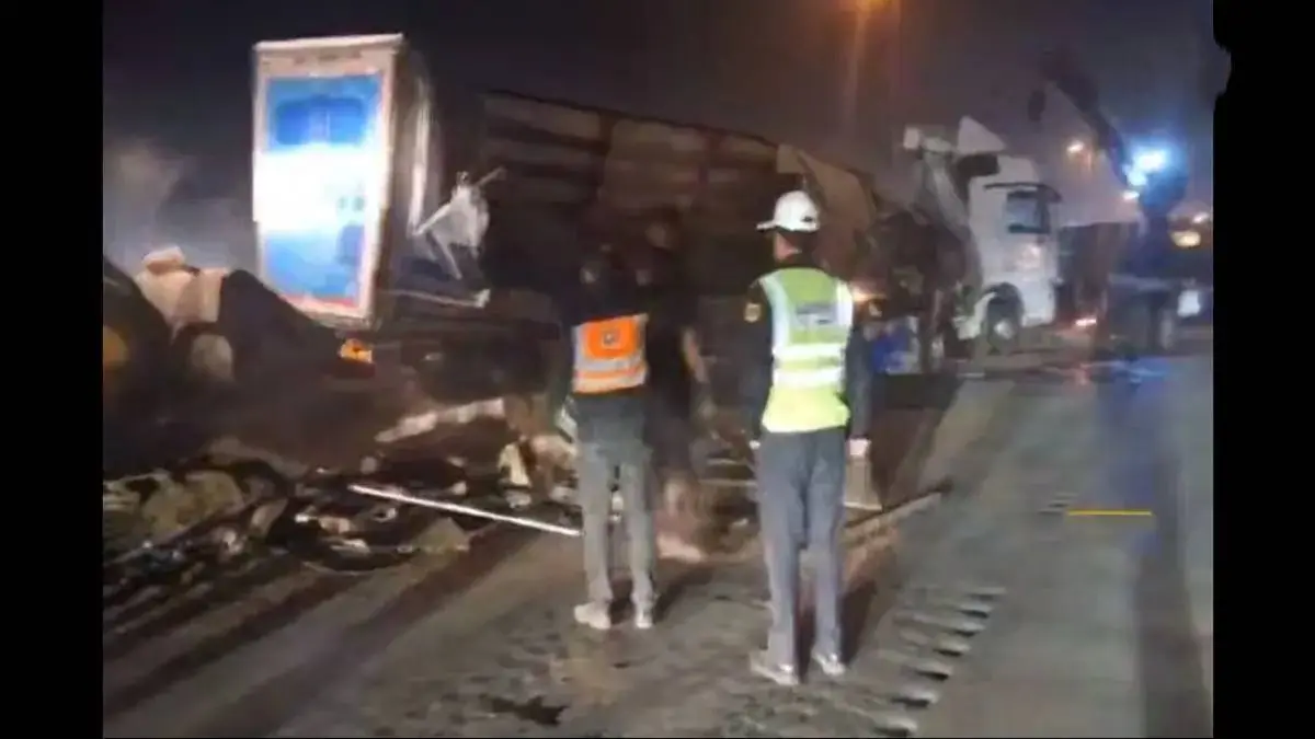 واژگونی تریلی حامل باتری ، آزادراه کرج-قزوین را در هر دو جهت مسدود کرد+فیلم