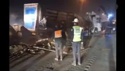 واژگونی تریلی حامل باتری ، آزادراه کرج-قزوین را در هر دو جهت مسدود کرد+فیلم