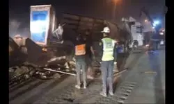 واژگونی تریلی حامل باتری ، آزادراه کرج-قزوین را در هر دو جهت مسدود کرد+فیلم