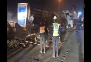 واژگونی تریلی حامل باتری ، آزادراه کرج-قزوین را در هر دو جهت مسدود کرد+فیلم