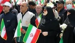 اهتزاز بزرگترین پرچم ایران در اجتماع مردم در ۱۲ فروردین