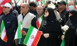 اهتزاز بزرگترین پرچم ایران در اجتماع مردم در ۱۲ فروردین