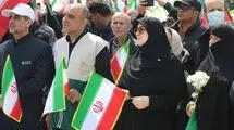 اهتزاز بزرگترین پرچم ایران در اجتماع مردم در ۱۲ فروردین
