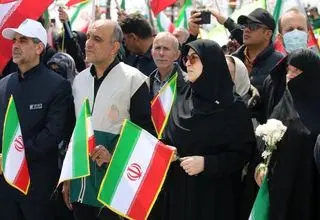 اهتزاز بزرگترین پرچم ایران در اجتماع مردم در ۱۲ فروردین