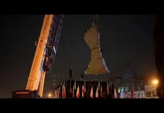 نصب المان «مشت گره‌کرده» در میدان انقلاب تهران
