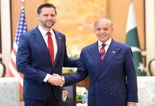 شریف در گفت‌وگو با ونس: منتظر پیشرفت به سوی صلح هستیم