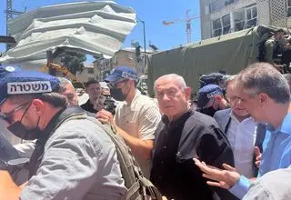 بازدید نتانیاهو از محل اصابت موشک‌های ایران در بات یام