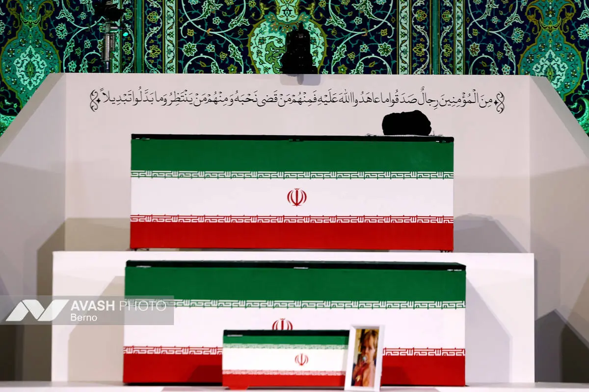  لحظه ورود پیکر رهبر شهید انقلاب به مصلی امام خمینی/ ببینید