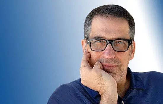 فرهاد جم در تماشاخانه سنگلج روی صحنه می‌رود