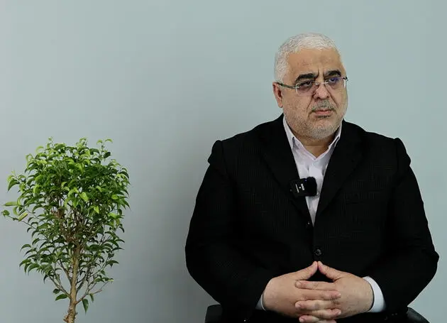 کدام فرد عاقلی در دو مقطع جنگ، فرمانده دیپلماسی کشور را استیضاح می‌کند؟ 