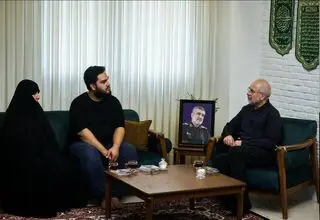 حضور قالیباف در منزل شهید حاجی‌زاده