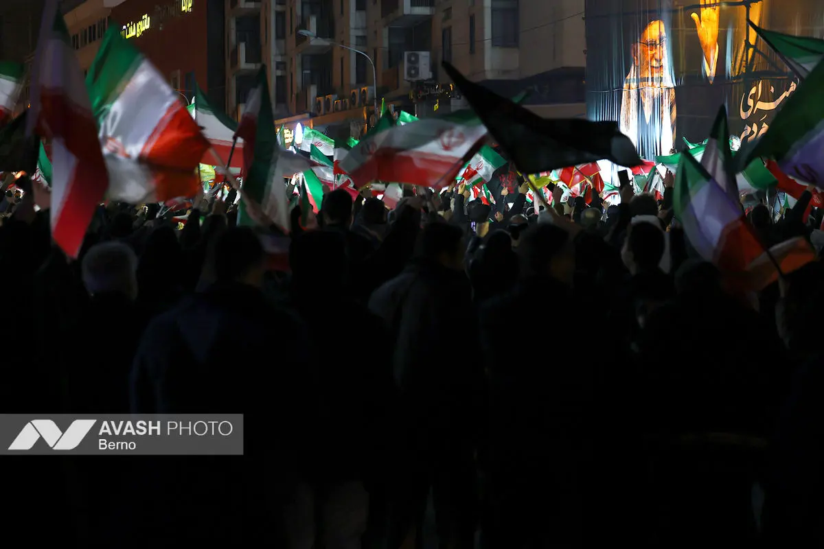 تجمع شبانه مردم در حمایت از مدافعان وطن