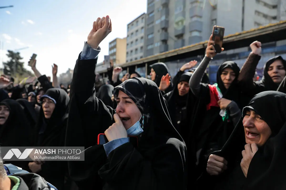 تجمع سوگواران رهبر شهید انقلاب در میدان انقلاب تهران