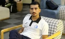 مدافع استقلال عضلاتش را به رخ کشید