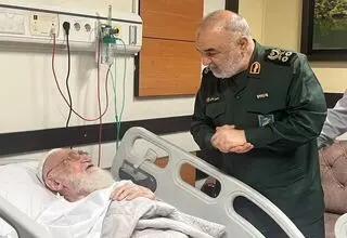 سرلشکر سلامی به عیادت آیت‌الله نوری همدانی رفت