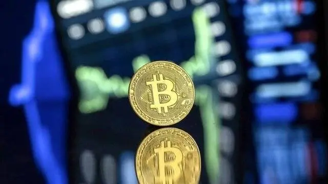 گردنکشی بیتکوین در مقابل دلار